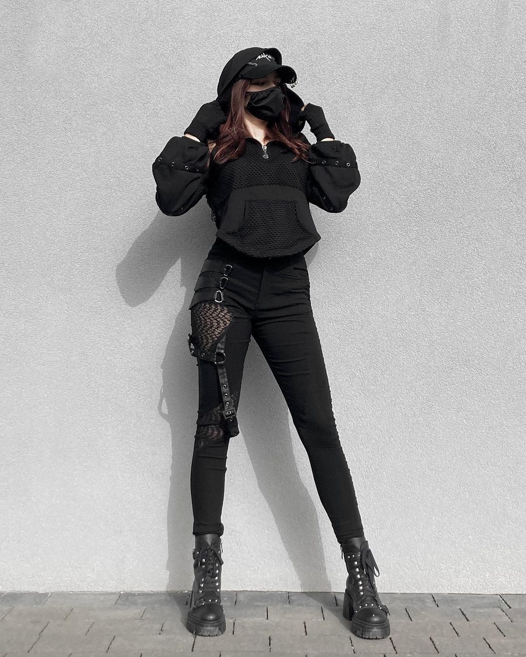 The first time outfit with leggings 🕷️ Yes or No? 🖤
I think it looks great 👀
.
.
hoodie leggings: @punkravestore @shasilo_clothing
shoes: @altercore @zibrucom
.
.
.
#shasilo #shasiloclothing #shasiloswirl
#alternative #alternatywka #darkwear #gothgirl #fashion #photography #streetwear #redhair #inspiration