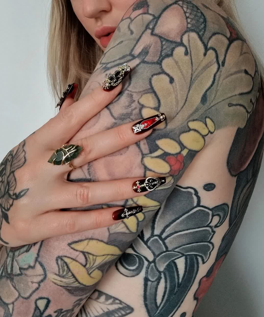 A moment for these nails @shasilo_clothing ❤️‍🔥


#nails #pressonnails #alternativefashion #tattooart #nailart
#shasilo #shasiloswirl #shasiloclothing #alternativefashion