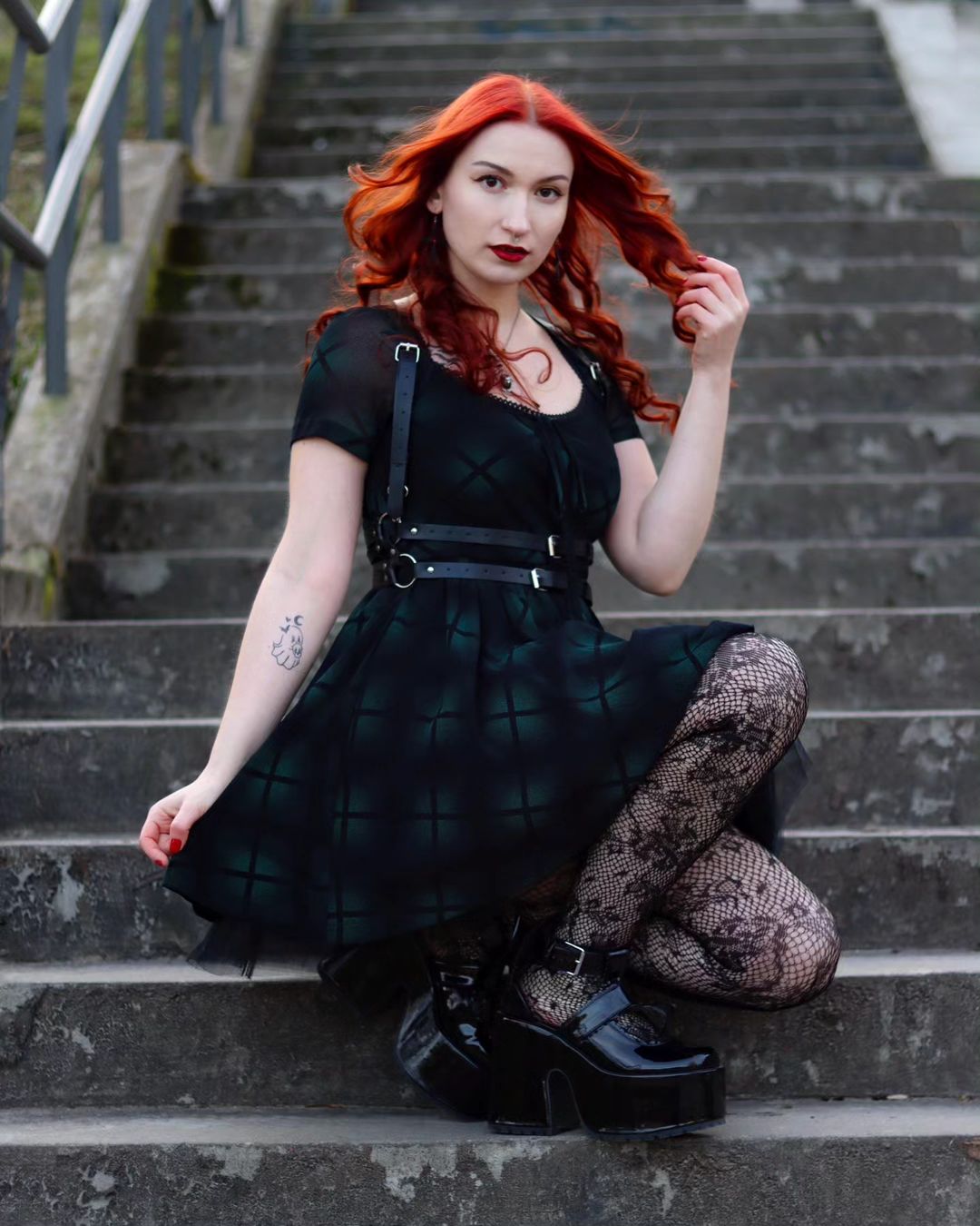 🧡✨

Dress from @shasilo_clothing (gifted) 🧡

#shasilo #shasiloswirl #alternativeoutfit #altgirl #redhead #alternativefashion #harness #platformshoes #gingerhair #springfashion