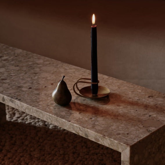 Vi elsker denne varianten som er laget i en nydelig beige og sandfarget Kunis Breccia-stein: Som med all naturstein vil farger og mønster variere – og hvert bord vil derfor også være helt unikt.