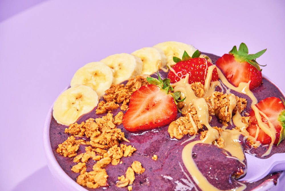 Açaí Bowl mit Erdbeeren und Granola