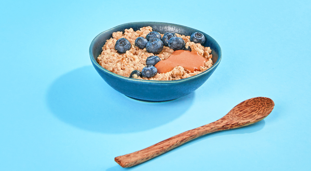 Porridge mit Blaubeeren in Schüssel