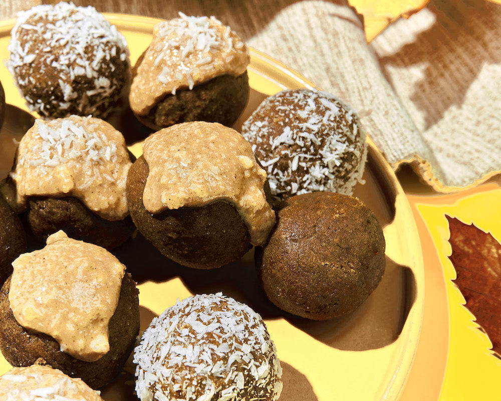 Spice Cake Balls mit Kokosraspeln und Frosting