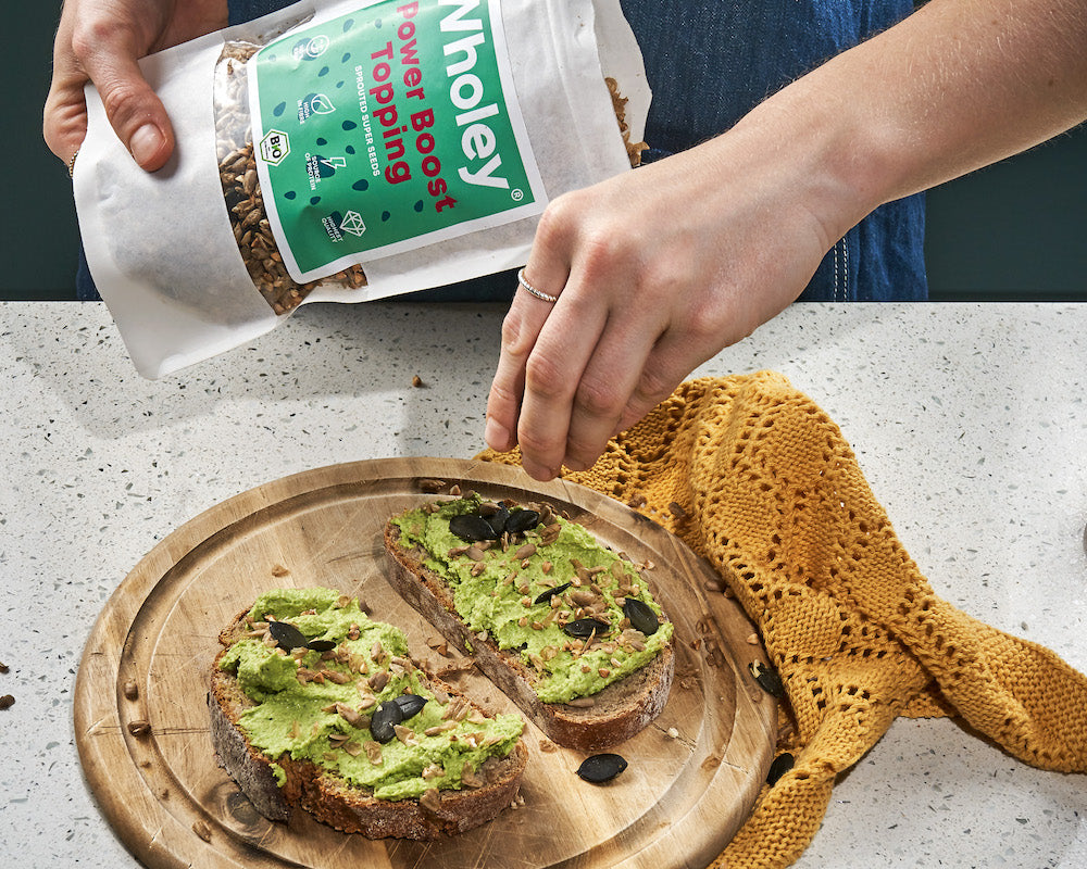 Brot mit Erbsenaufstrich und Körnern