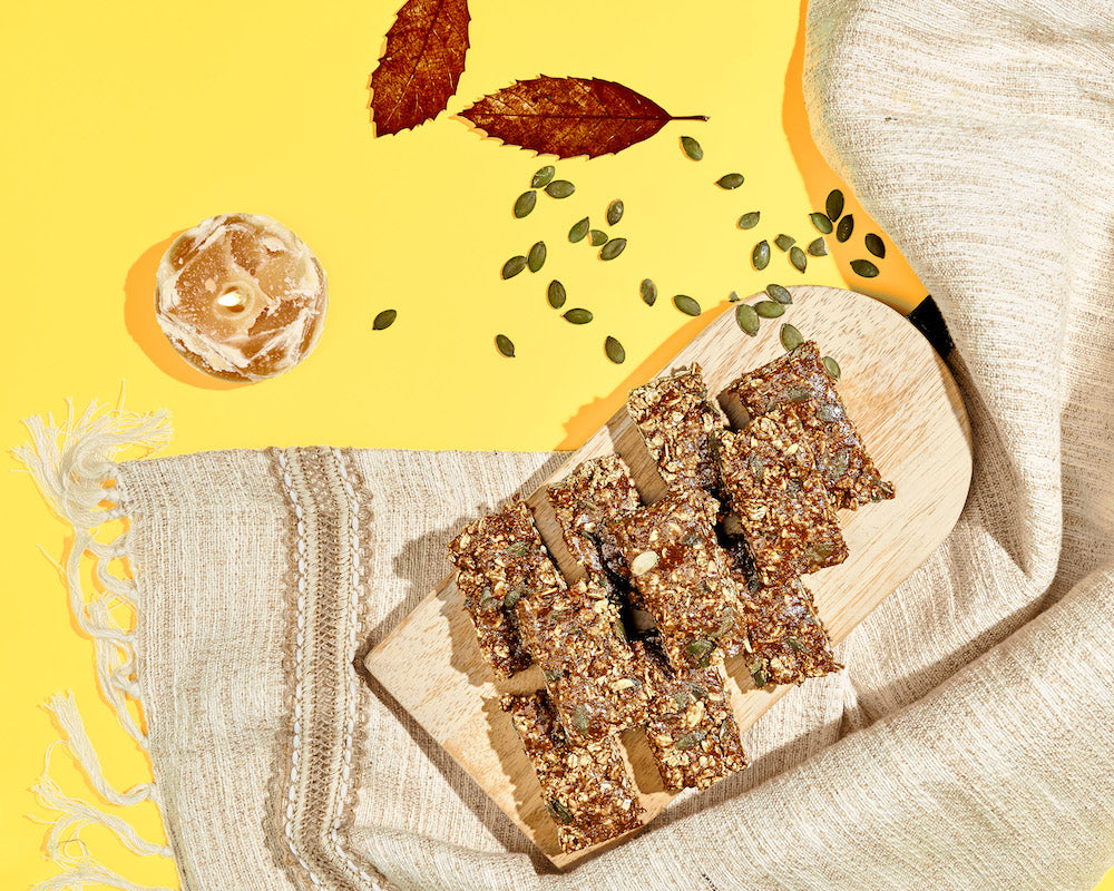 No Bake Granola Bars angerichtet auf einem Holzbrett