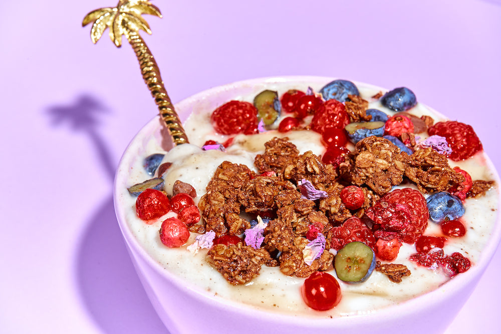 Hygge Bowl mit Granola, Beeren und Flower Crunch