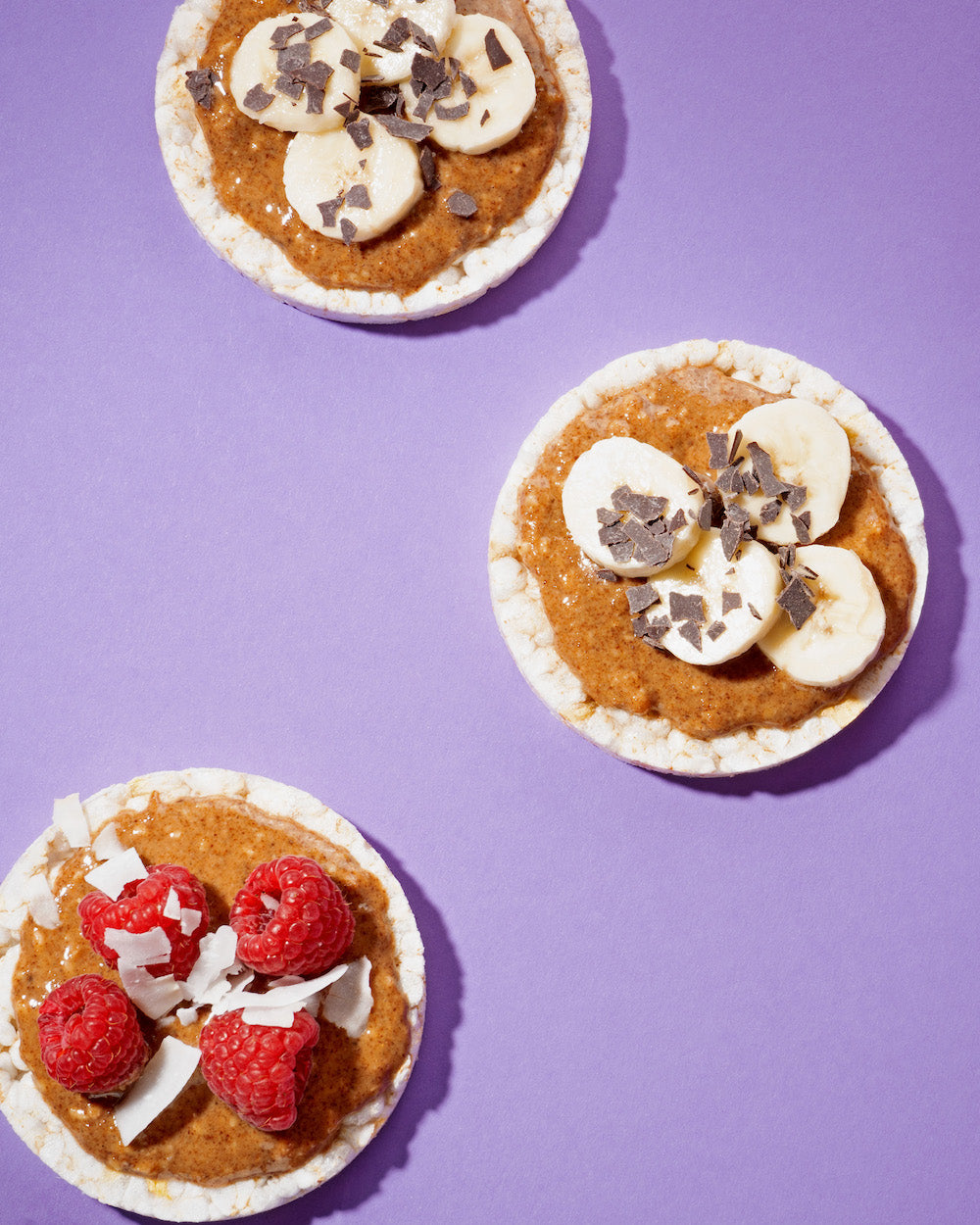 Gesunder Snack: Reiswaffeln mit Nussmus