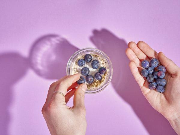 Blaubeeren als Topping für die Overnight Oats