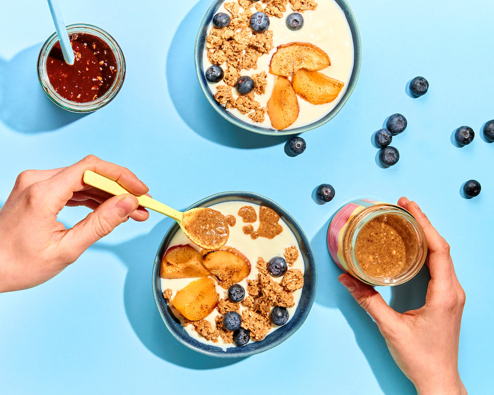 Joghurt mit Granola und Nussmus