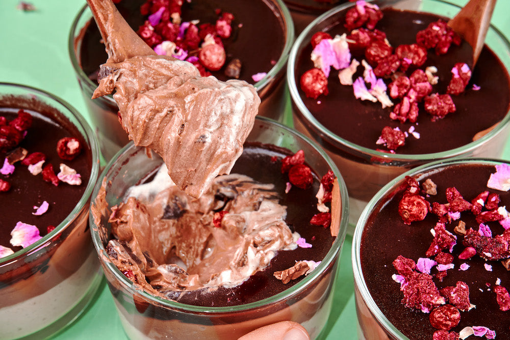 Veganes Schoko Mousse mit Açaí-Spiegel