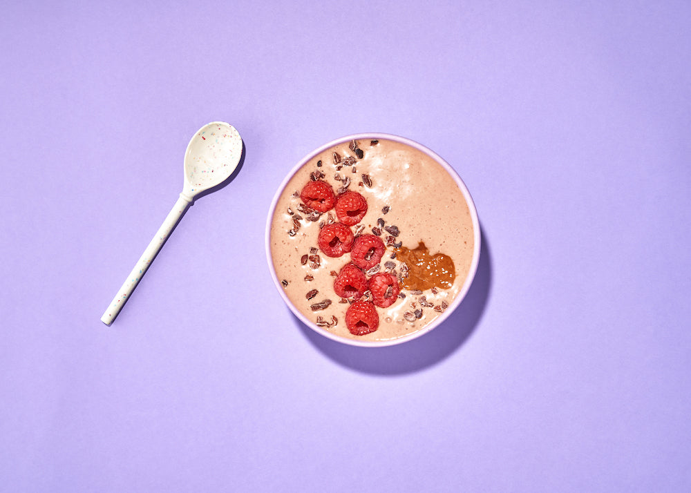 Schoko Smoothie Bowl mit Himbeeren und Nussmus