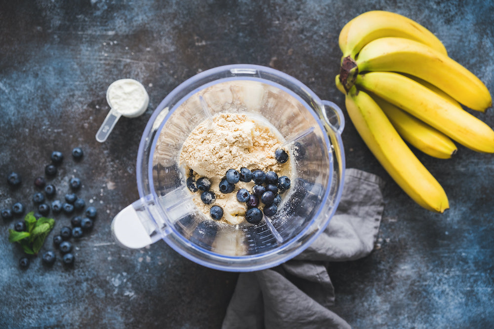 Mixer mit veganem Proteinshake