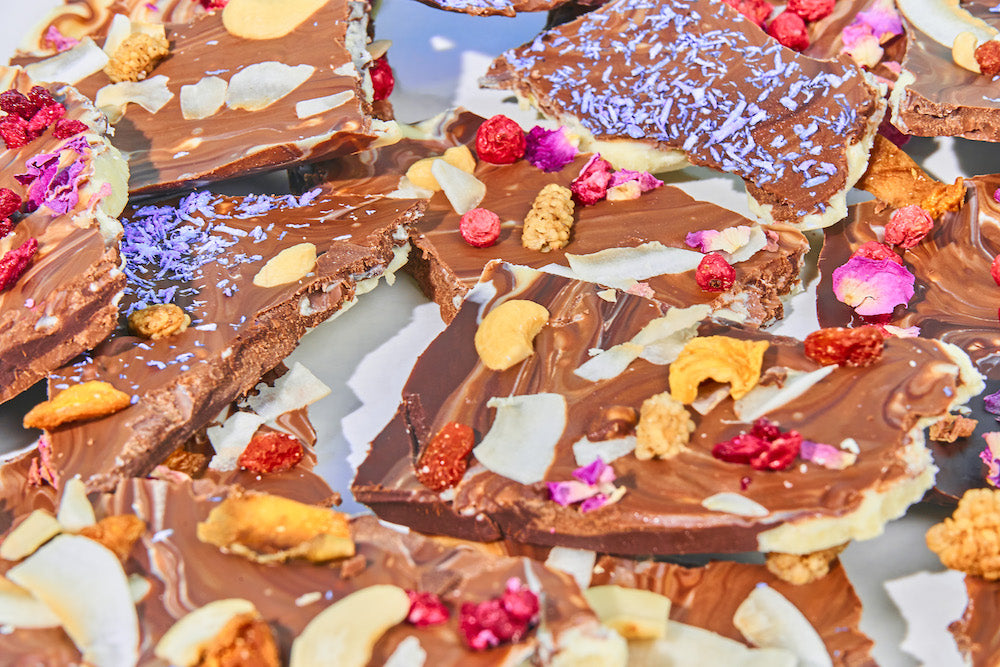 Bruchschokolade mit bunten Toppings auf Teller