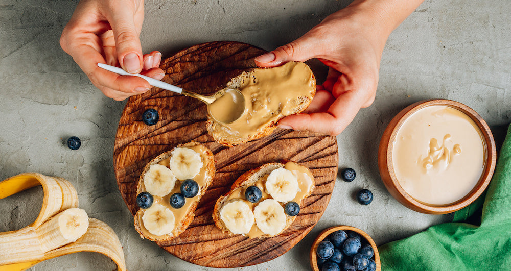 Brot mit Erdnussbutter und Banane