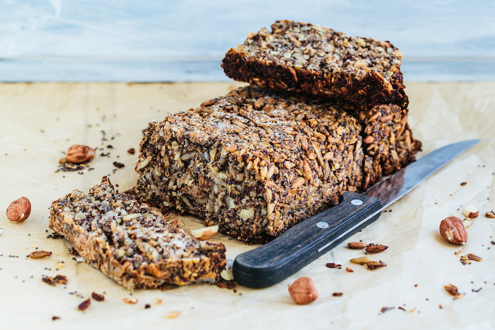 Körnerbrot geschnitten mit Messer