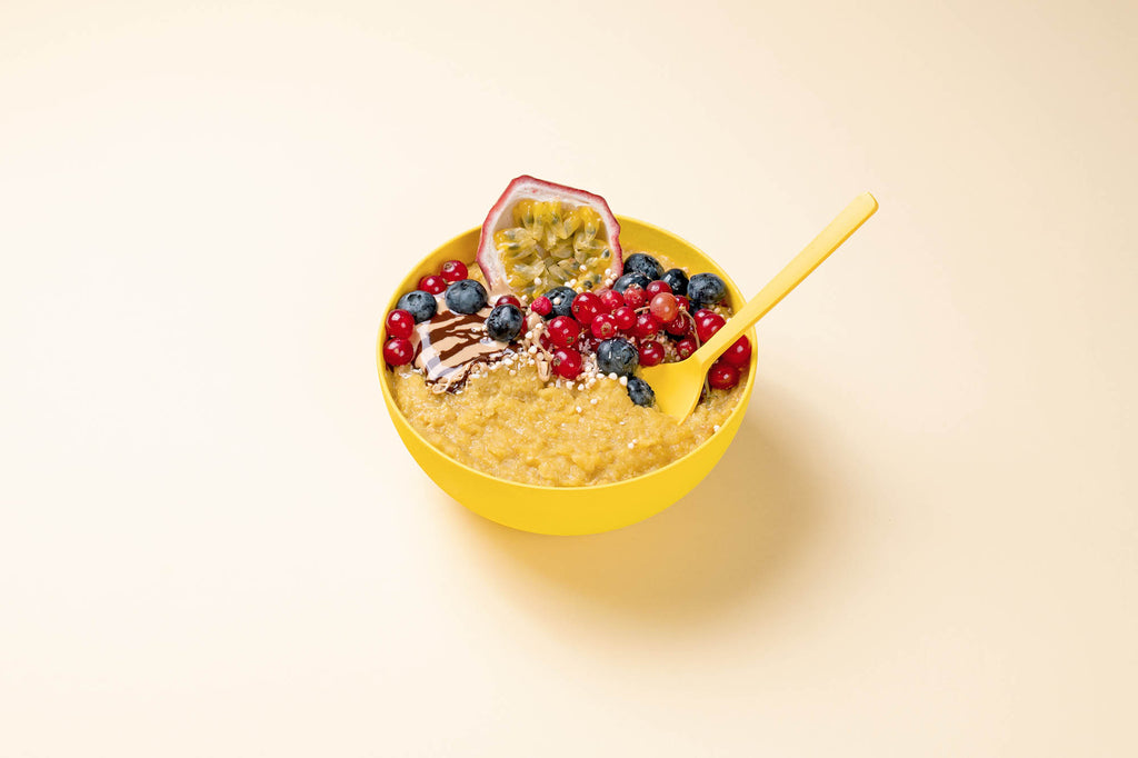Tropical Vibes in die Frühstücksschüssel bekommst Du mit der Mango Pineapple Hot Breakfast Bowl.