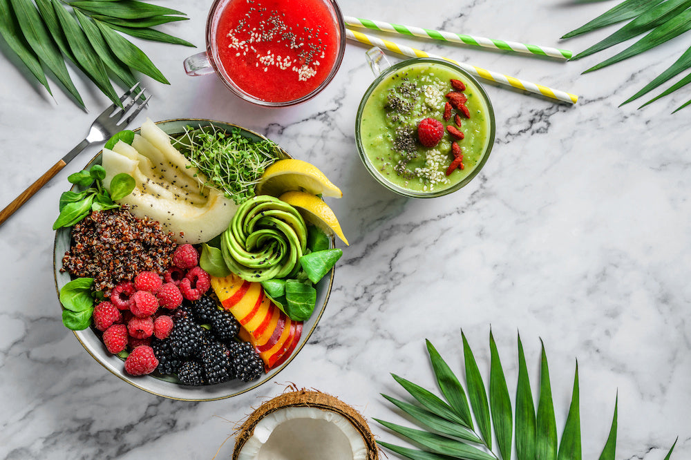 Bowl mit Obst und Gemüse auf Marmor