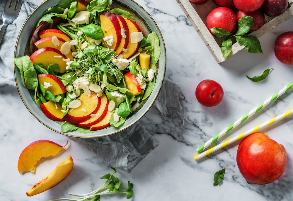 Schüssel mit Feldsalat und Pfirsich