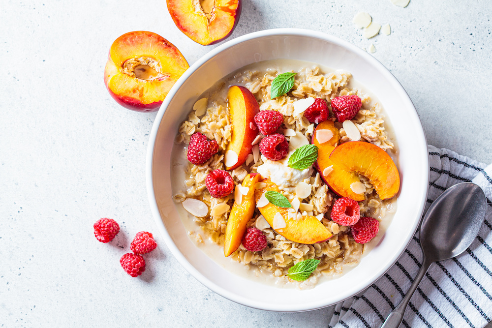 Porridge mit Pfirsichen und Beeren