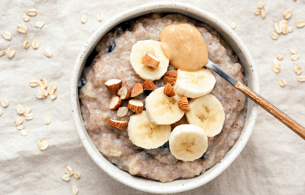 Porridge mit Banane und Nussmus