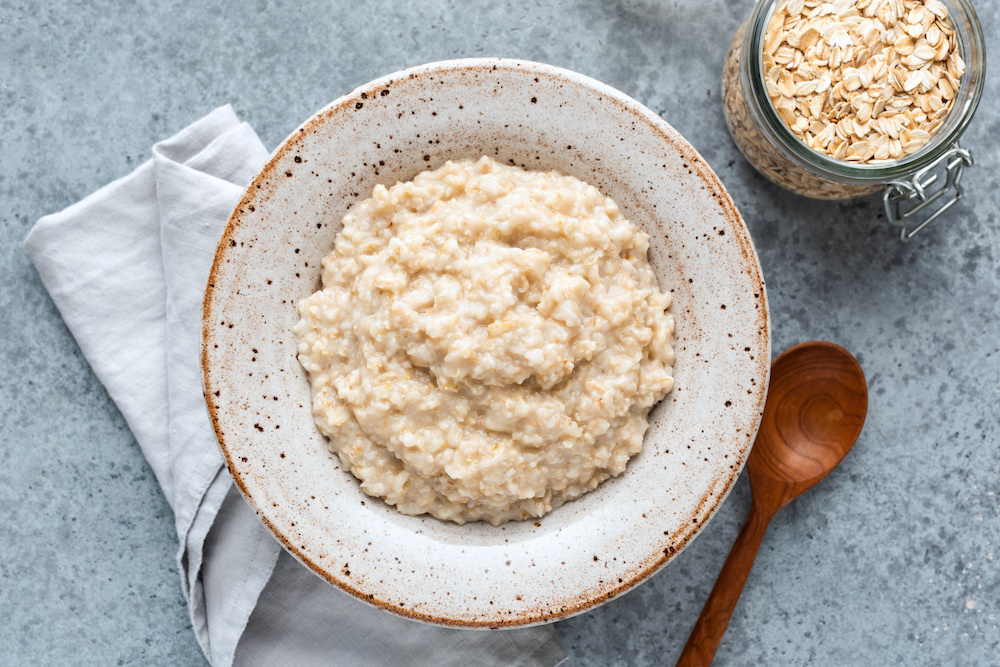 Porridge aus Haferflocken in einer Bowl