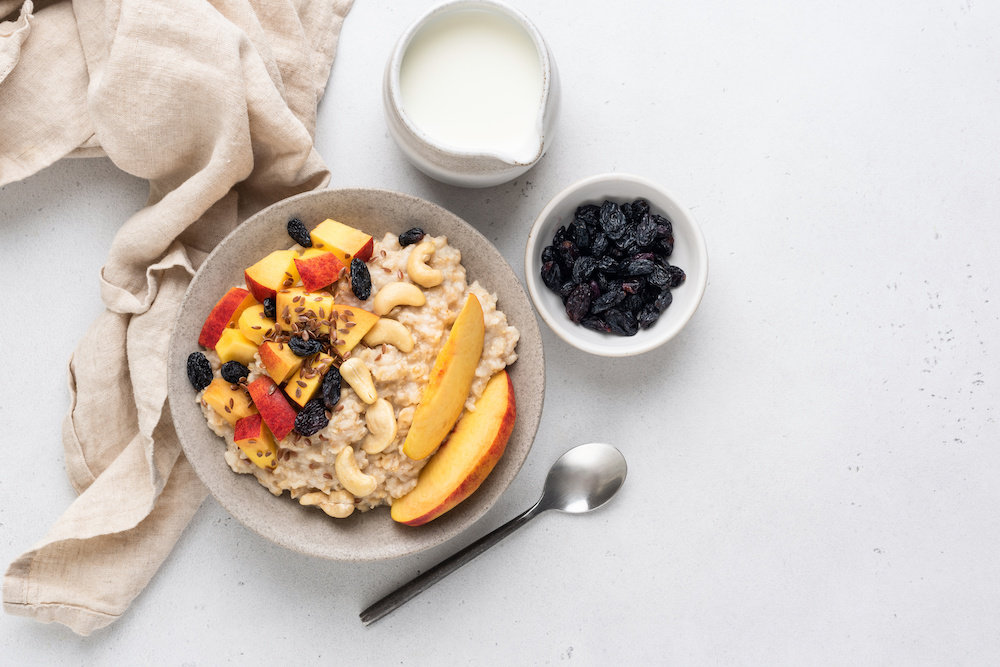 Porridge mit Pfirsich und Cashews