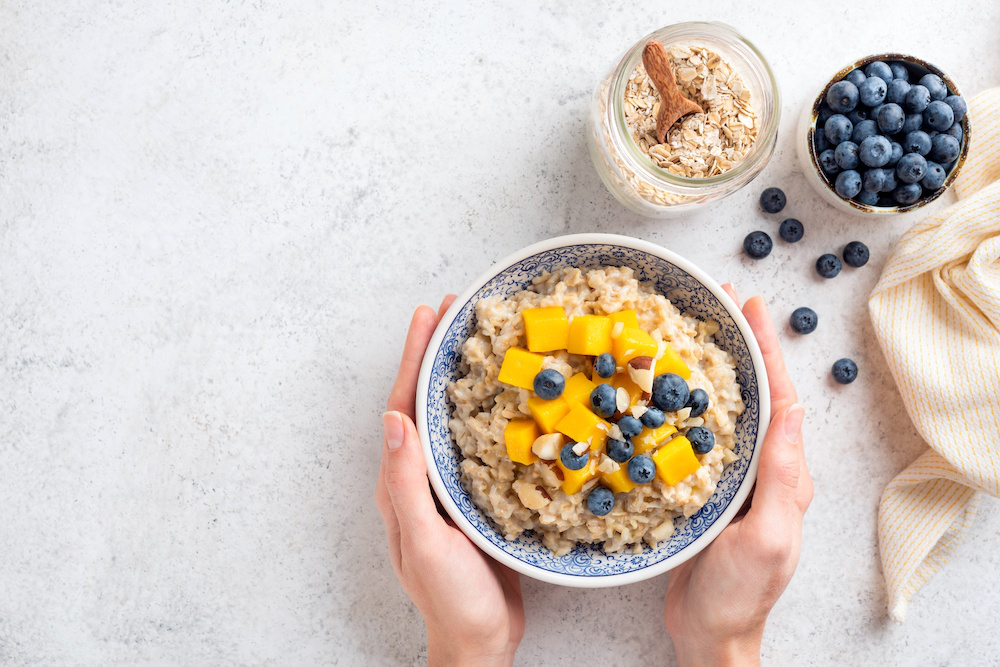 Porridge mit Mango und Blaubeeren