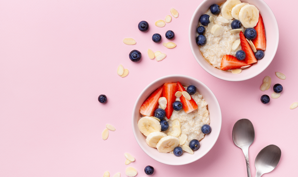 Porridges mit simplen Toppings auf rosa Hintergrund