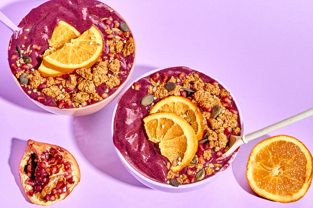 Smoothie Bowl mit Granola und Orange