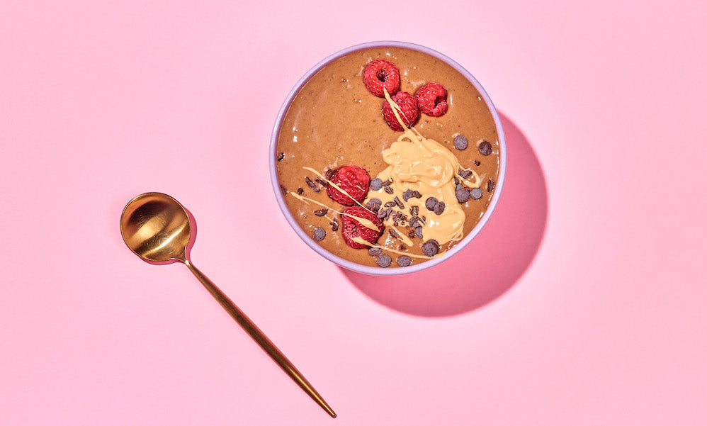 Bananen Smoothie Bowl auf rosa Hintergrund