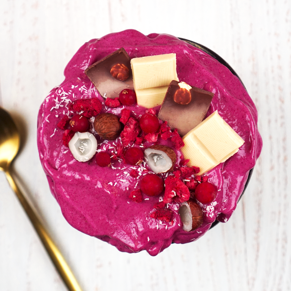 Pinke Smoothie Bowl mit Schokolade