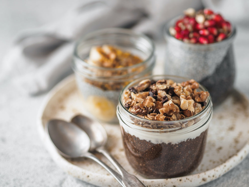 Chia Pudding mit Kakao und Nüssen im Glas