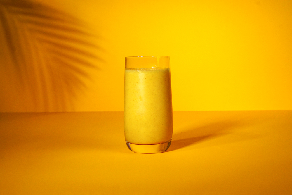 Glas mit Smoothie in Gelb