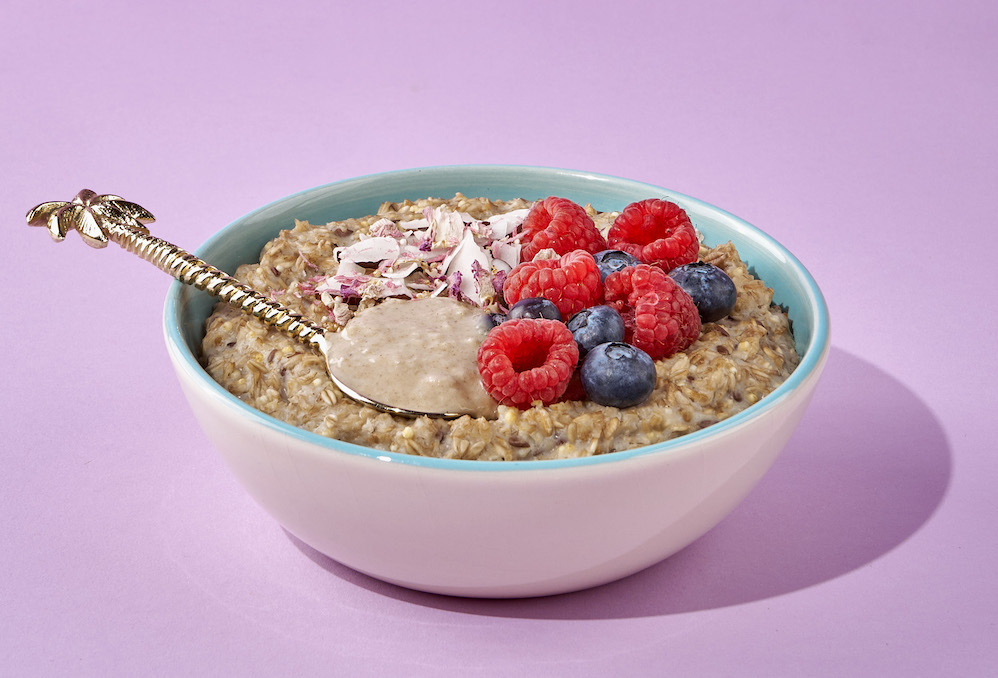 Super Porridge mit Beeren auf lila Hintergrund