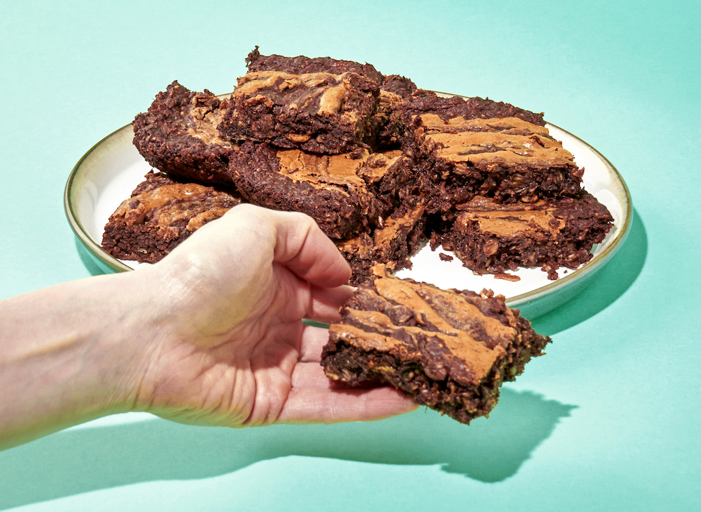 Brownies auf Teller und grünem Hintergrund