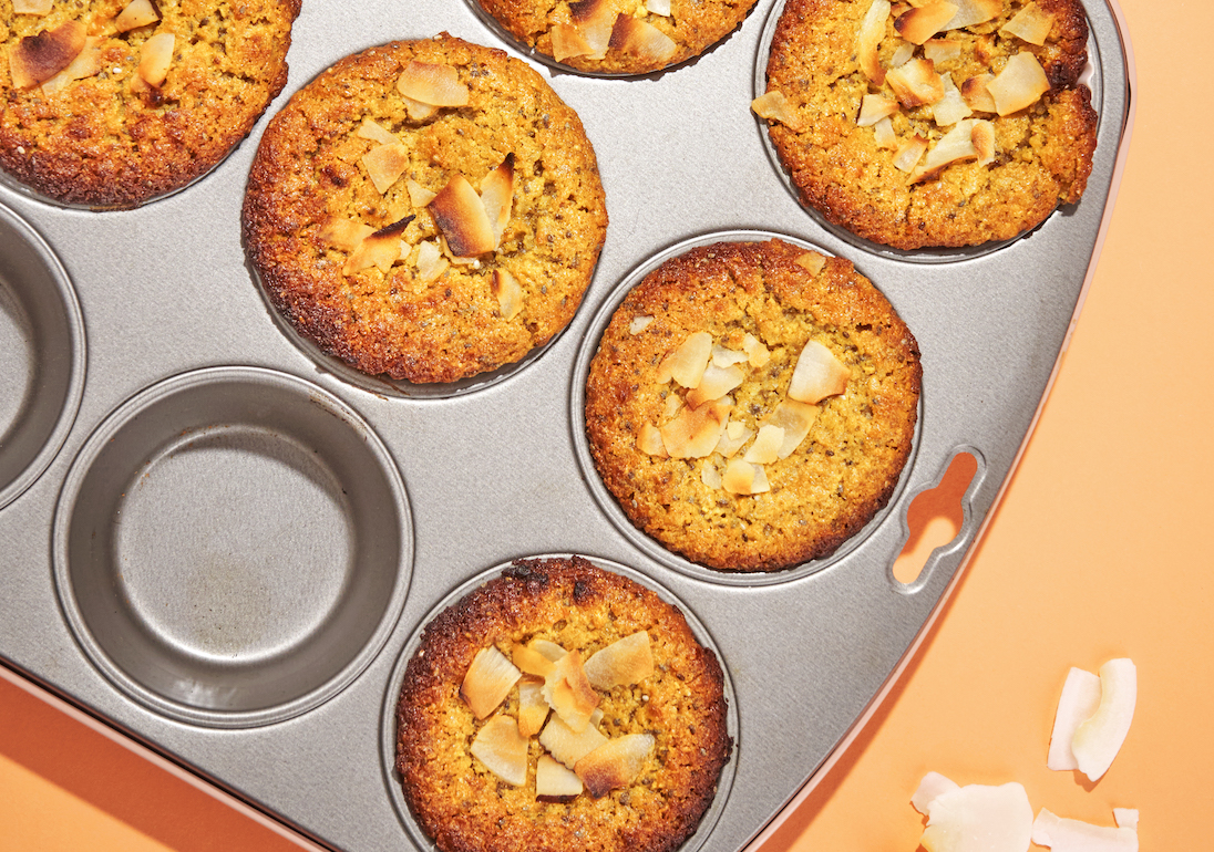Muffins in Form auf orangem Hintergrund