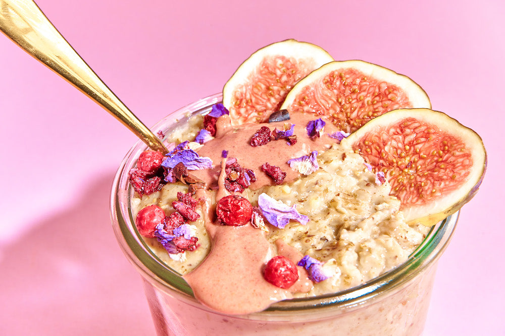 Porridge im Glas mit pinken Toppings