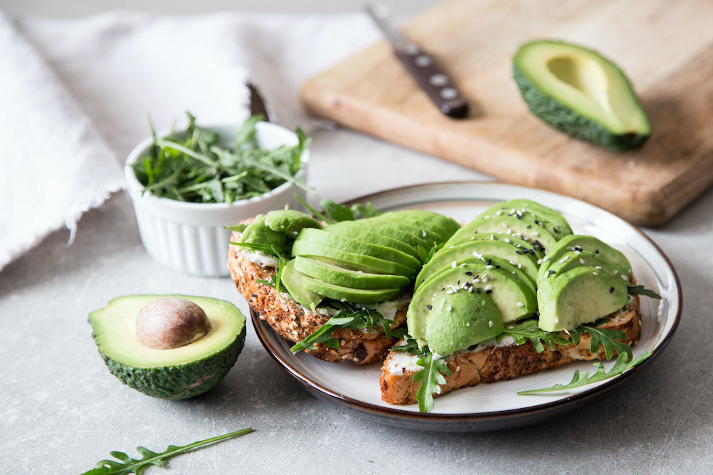 Toastbrot mit aufgeschnittener Avocado