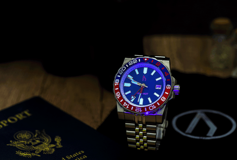 100m GMT Sport Diver Blue Mother of Pearl Lume shot