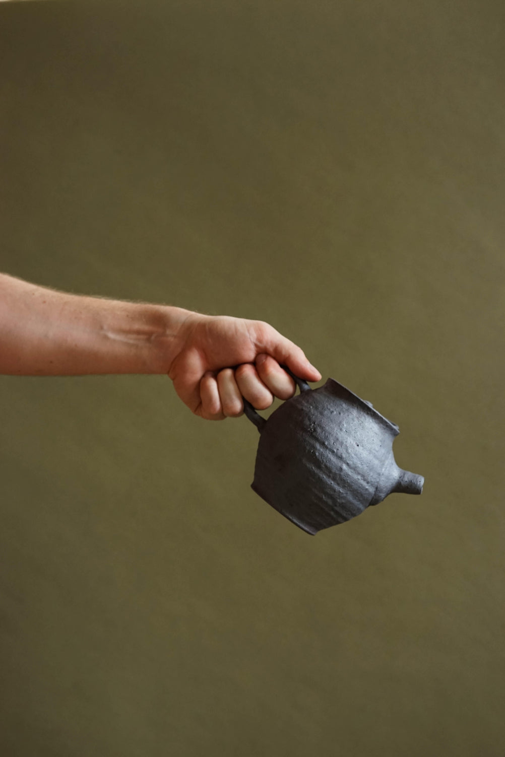 Pouring the black rounded teapot by Ingot Objects.