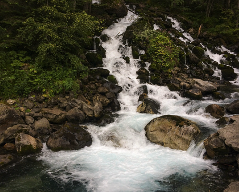 Río en medio de las montañas con piedras