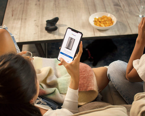 Mujer revisando los datos sobre su agua en la Alxedo app.