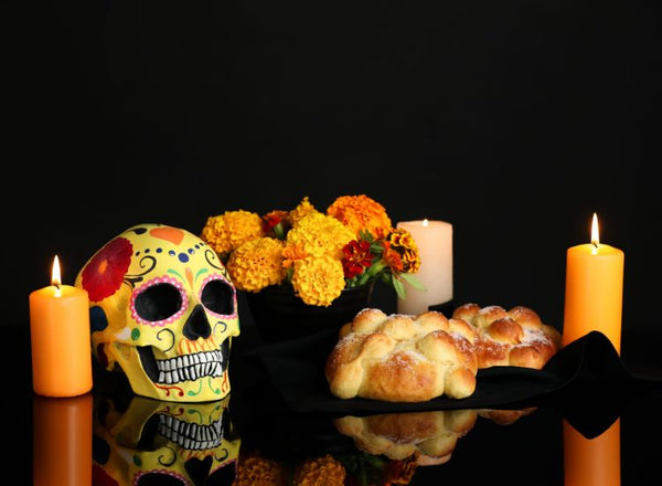 Ofrenda de Día de Muertos con pan y flores