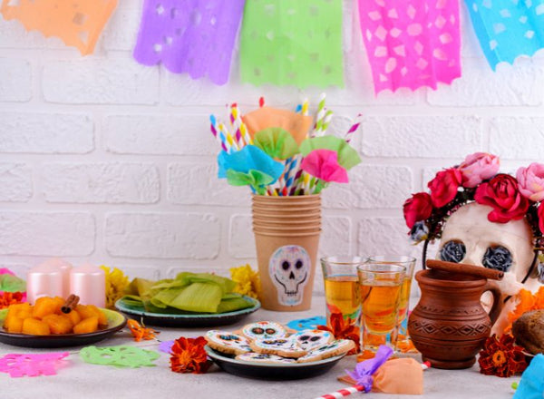 Altar de muertos mexicano con vasos de agua y flores