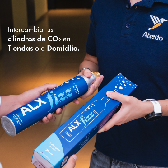 Person holding a blue CO2 cylinder and its packaging with text in Spanish.