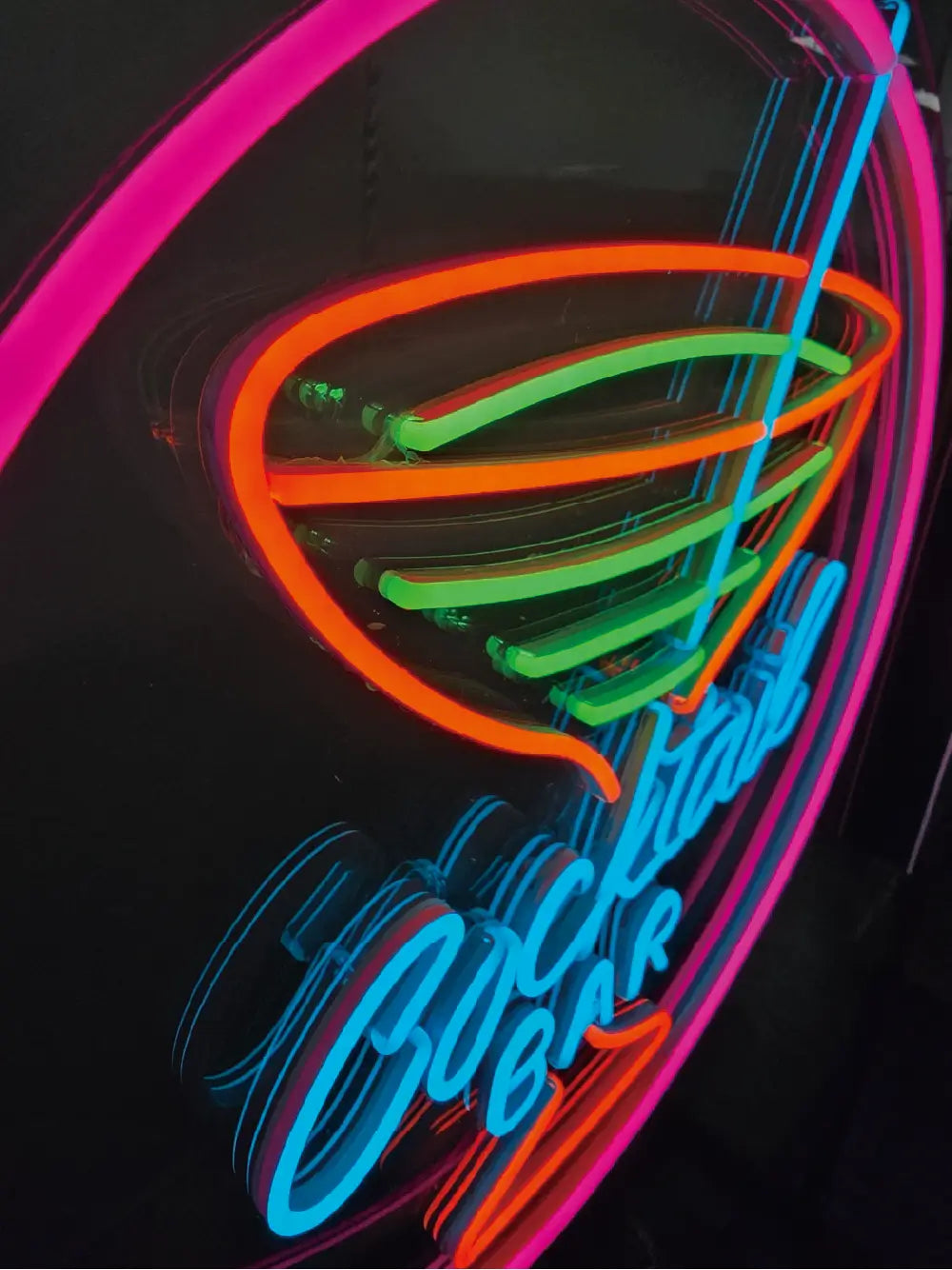 カクテルバーのネオンサインの側面の様子,LEDNeonsign