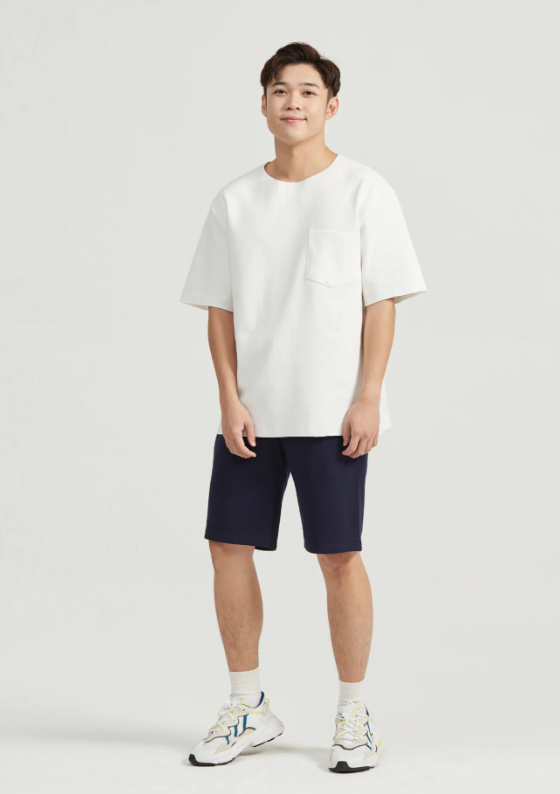 Mix áo thun trắng cùng quần short