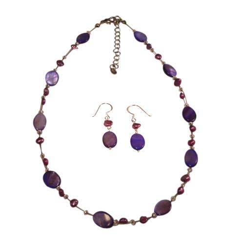 Schmuckset:+Kette+++Ohrringe+aus+lilafarbenen+Perlen+und+ovalen+Perlmuttmuschelstücken