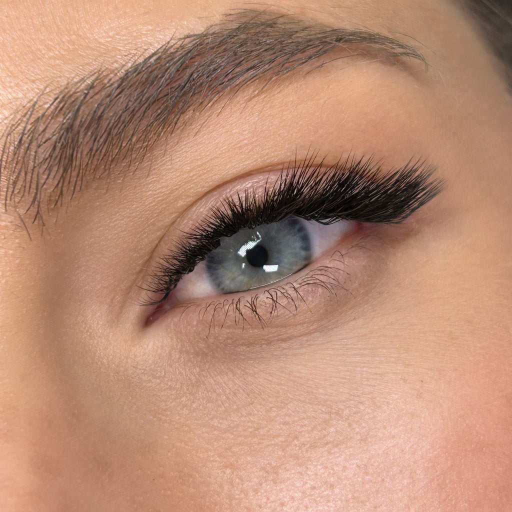 extreme l curl lash extensions in an eyeliner effect