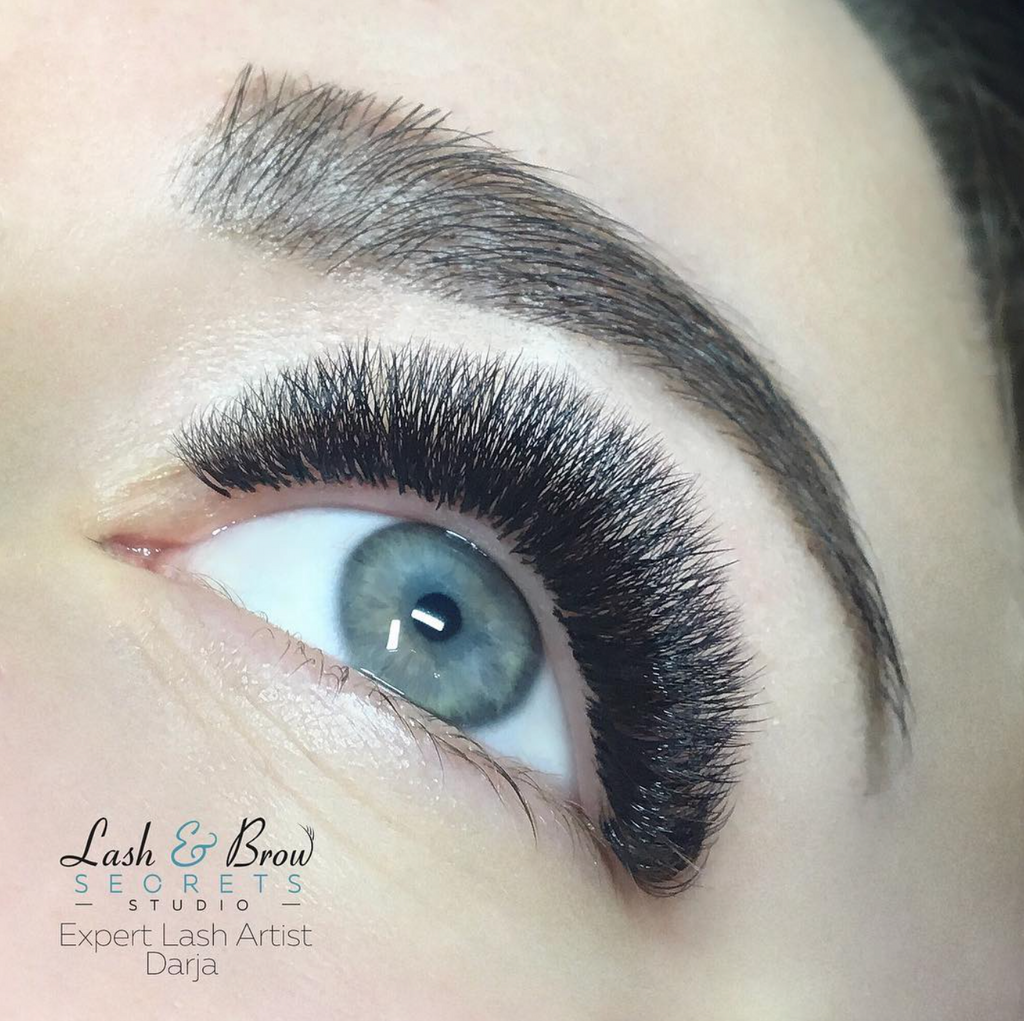 a photo of a completed set of volume eyelash extensions by Darja Striletskaja showing the very even top line characteristic of the russian volume lashes technique | London Lash Canada